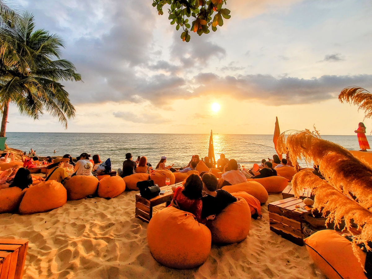 OCSEN Beach Bar (富国岛 Phu Quoc) 的浪漫日落景象.