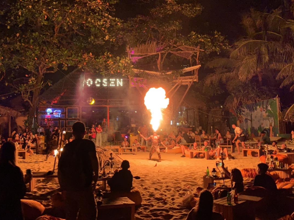 令人惊叹且印象深刻的火舞表演。