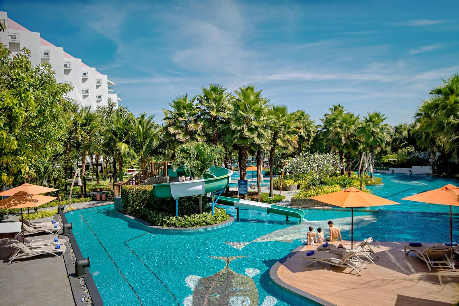 Bể bơi tràn bờ có diện tích 5.000 m² tại Residences Phu Quoc Emerald Bay.