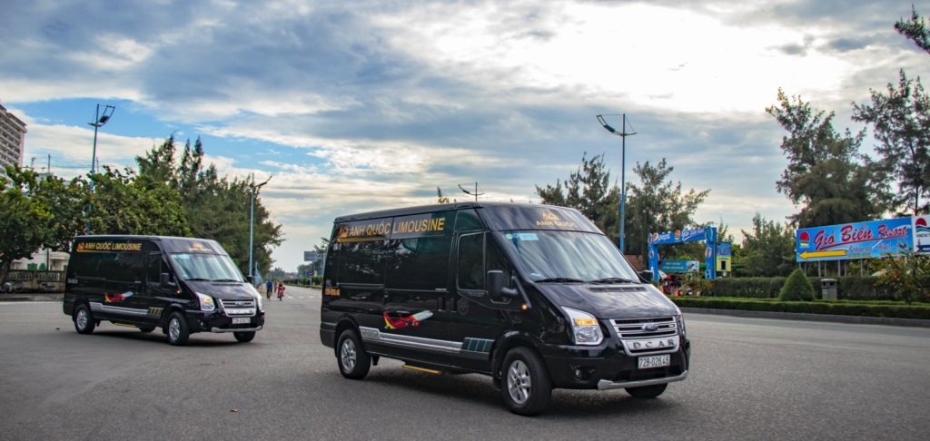 Du khách có thể thuê xe trọn gói để hành trình du lịch thêm tiện nghi và trọn vẹn.