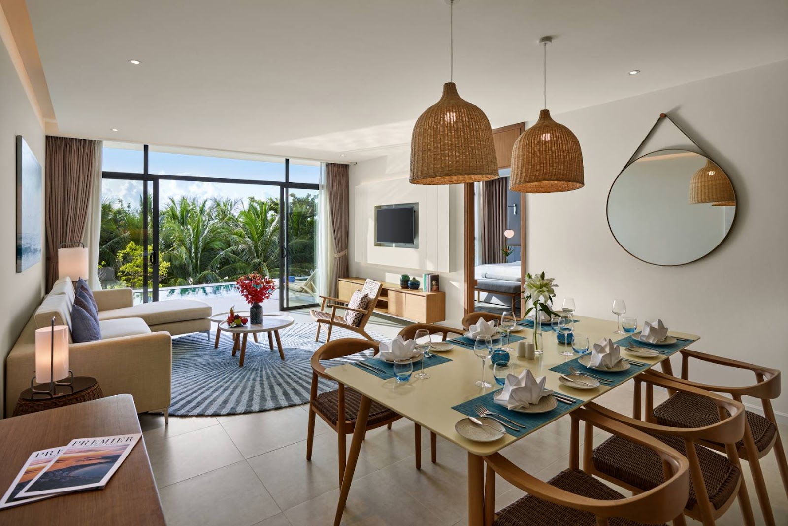 Không gian phòng khách tiện nghi tại căn hộ penthouse 2 phòng ngủ với hồ bơi.