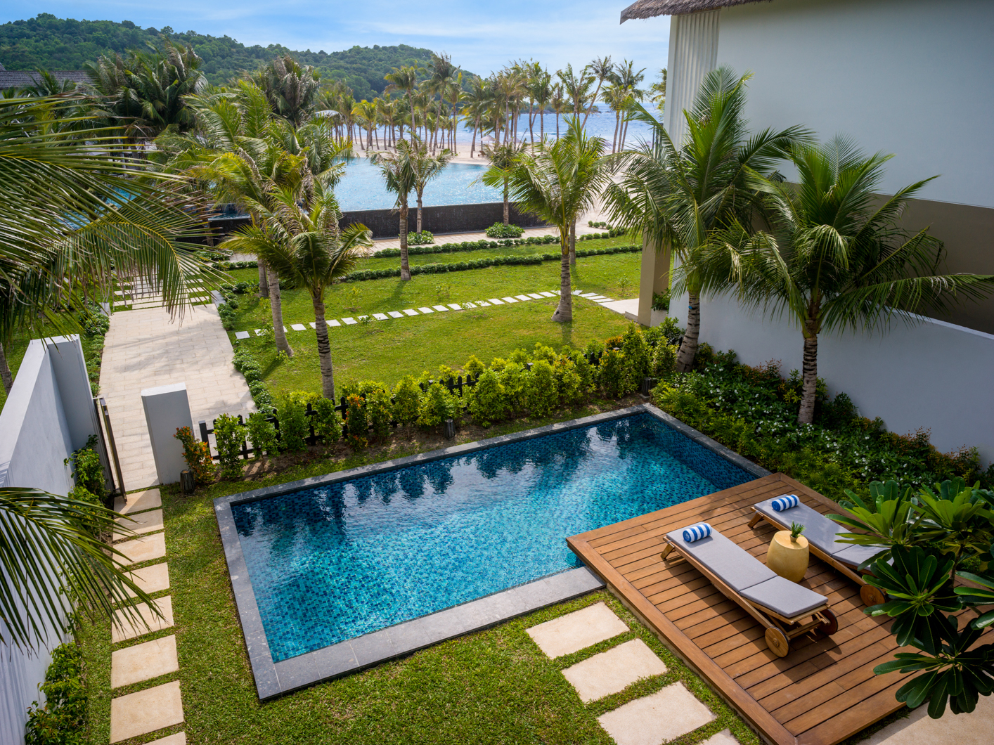 Không gian thoáng đãng, ngập bóng cây xanh tại Ocean Pool Villa.