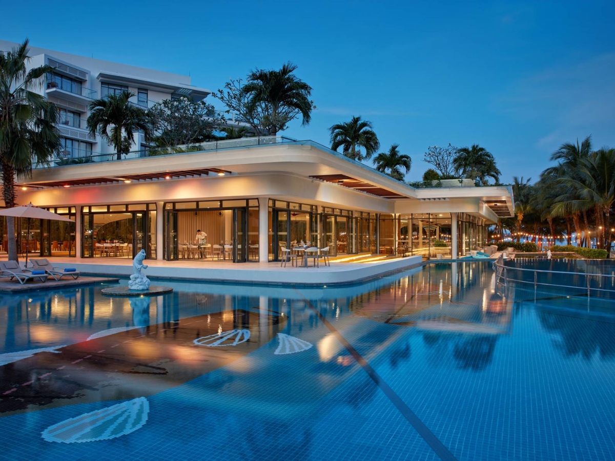Clubhouse Restaurant & Bar nằm giữa biển và hồ bơi xanh mát.