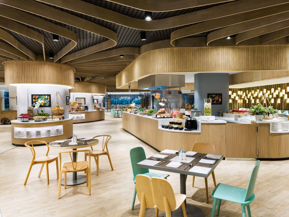 Mercato Restaurant phục vụ cả ngày với thực đơn phong phú, đa dạng.