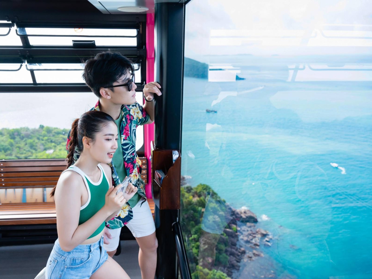 Du khách có thể ngắm toàn cảnh biển trời Nam đảo từ trên cáp treo Hòn Thơm.