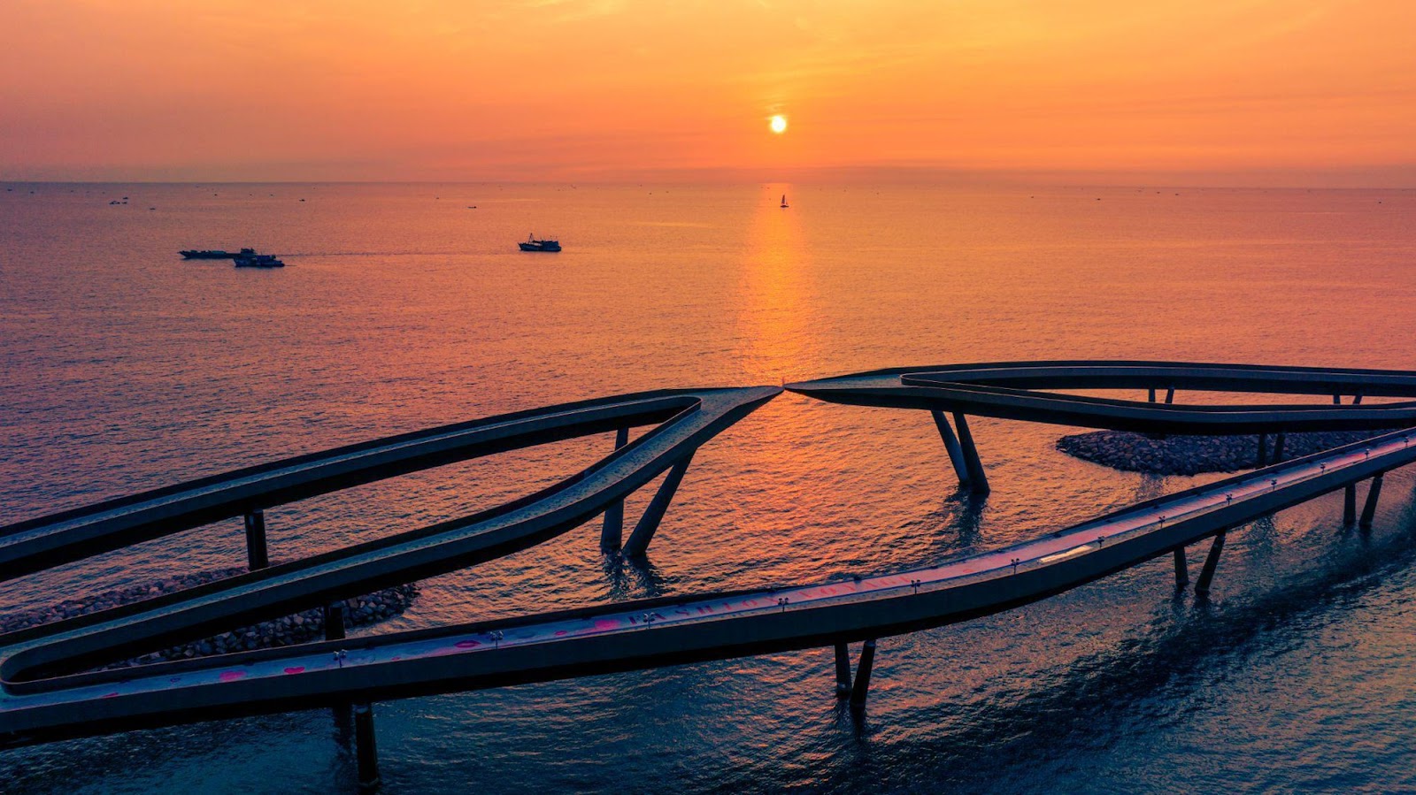 Cầu Hôn - Kiss Bridge - là địa điểm ngắm hoàng hôn lý tưởng bậc nhất ở Phú Quốc.