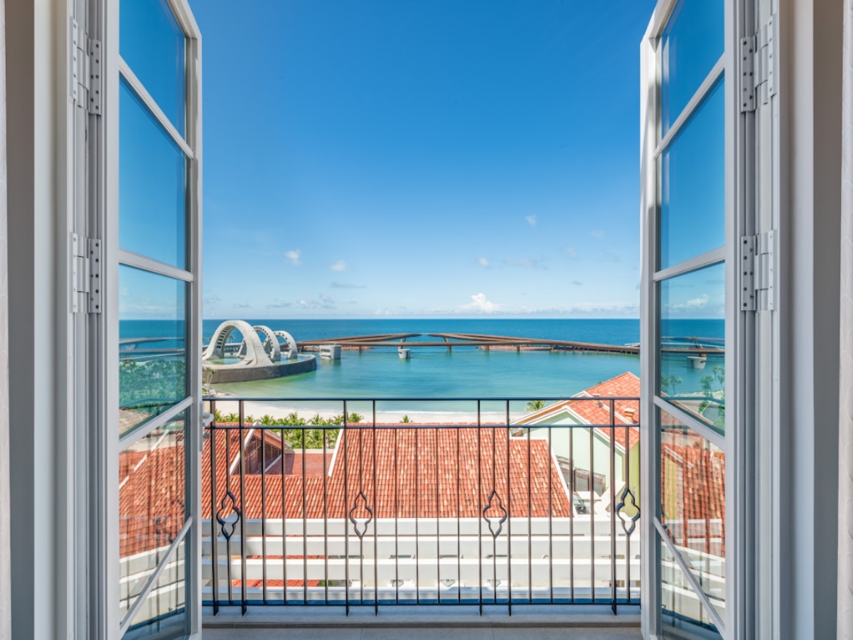 Phòng nghỉ với ban công hướng biển giúp chiêm ngưỡng hoàng hôn Phú Quốc rực rỡ.