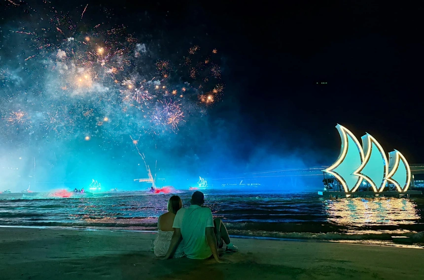 Turisty mogut relaksirovat'sia i smotret' shou "Okeanskaia simfoniia" pryamo na pliazhe goroda Sunset Town