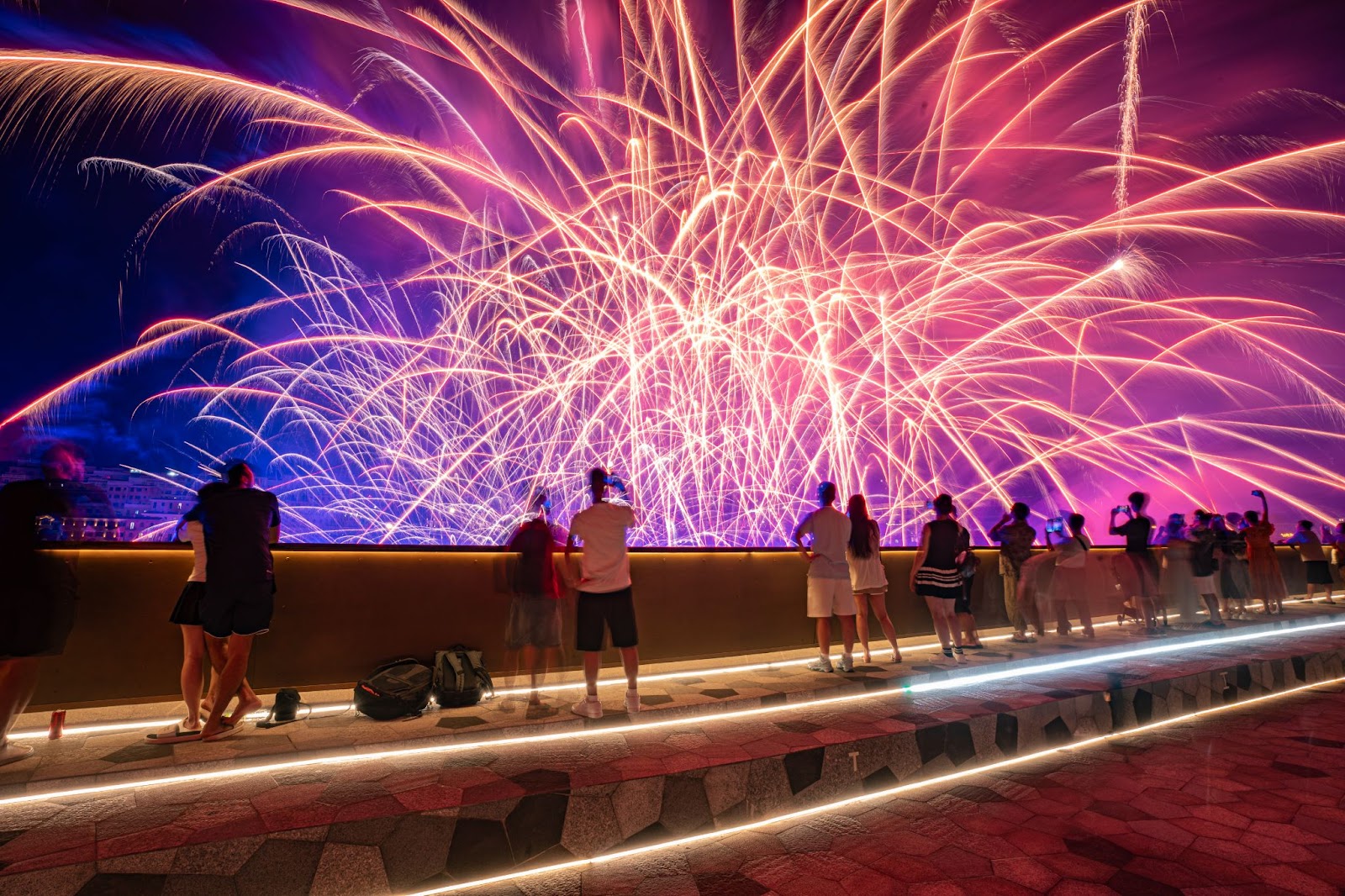 Место для просмотра захватывающей «Симфонии океана» с Моста Поцелуев