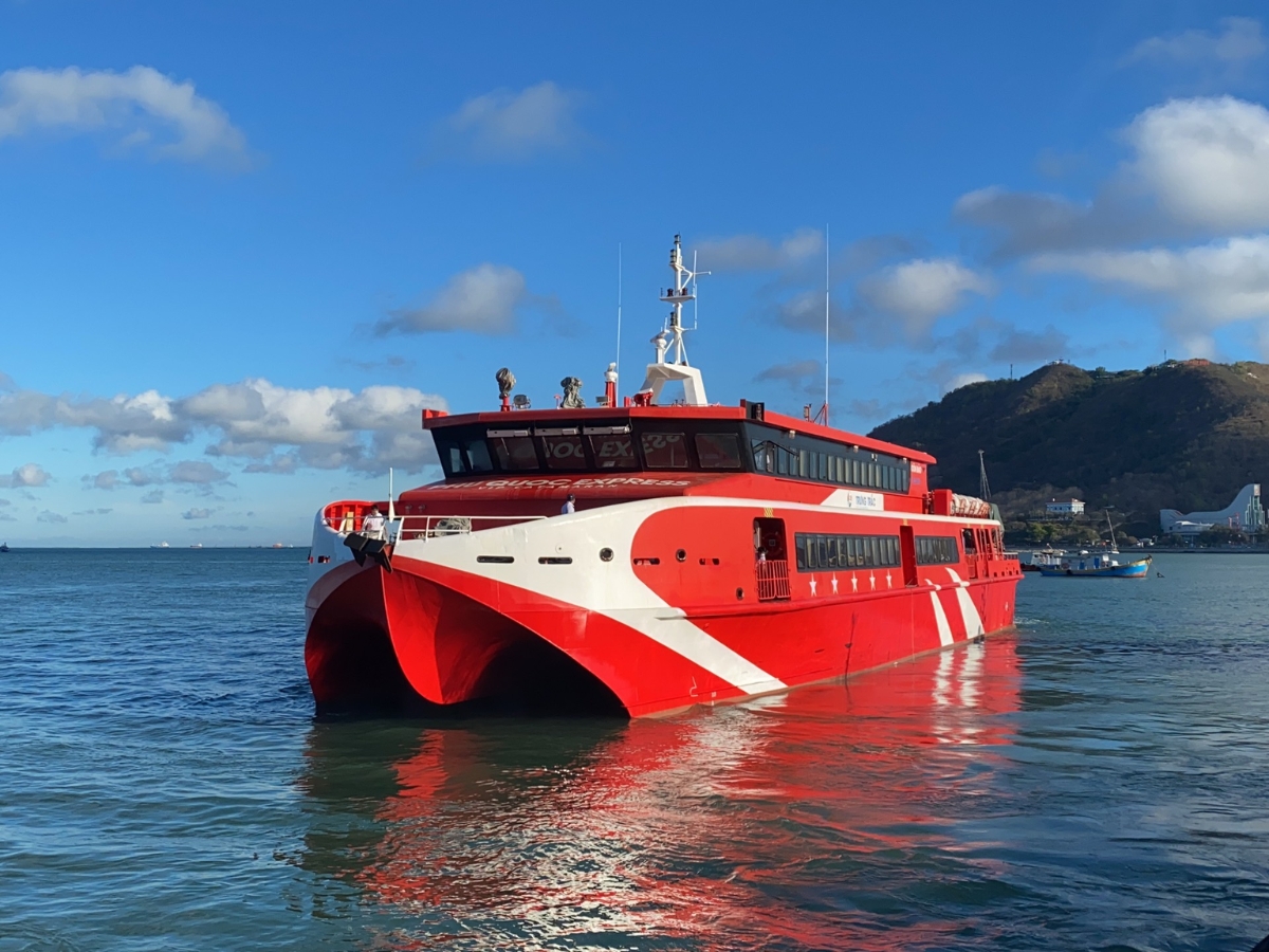 Du khách nên có mặt tại bến ít nhất 30 phút trước giờ khởi hành.