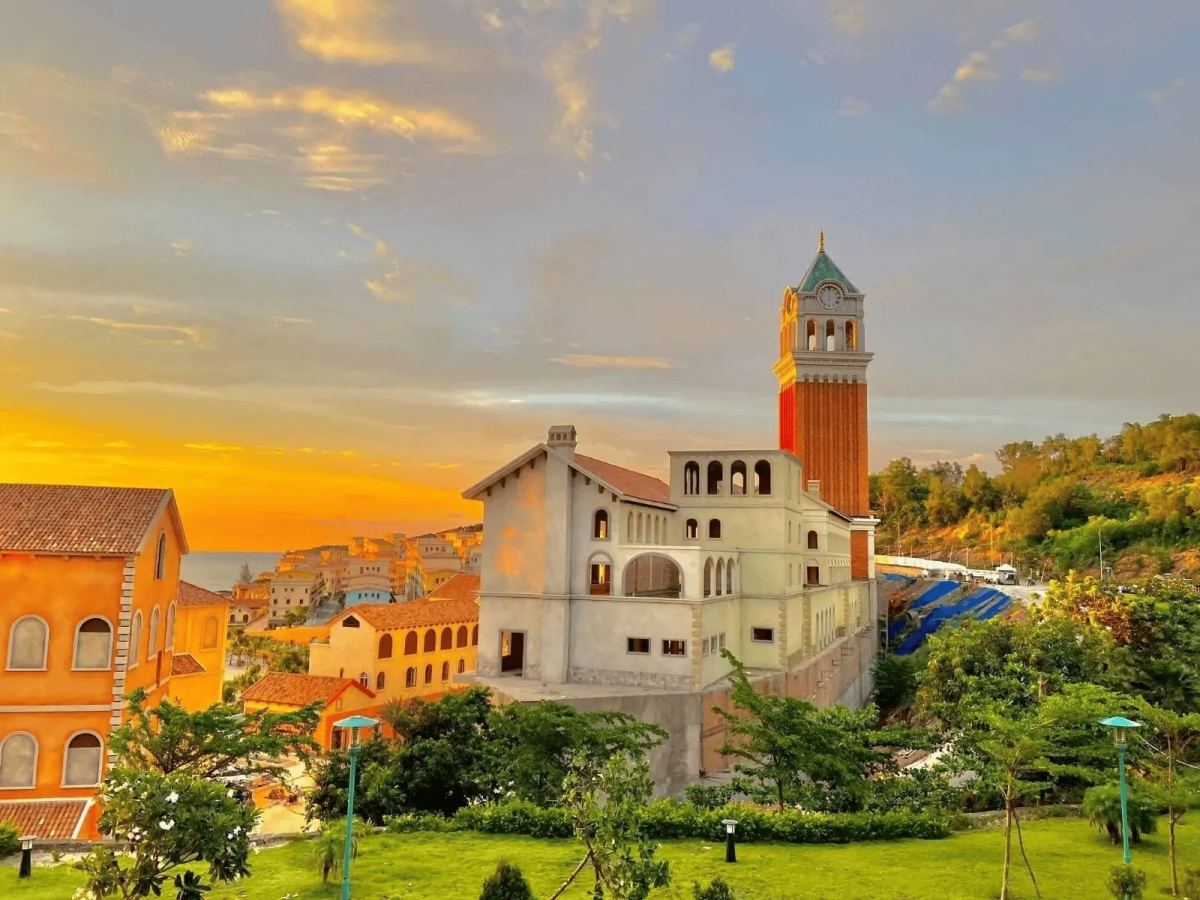 Tham quan và check-in tại biểu tượng Tháp Đồng Hồ tại Thị trấn Hoàng Hôn.