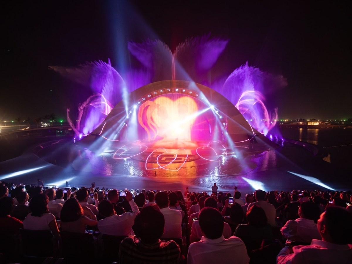 Mãn nhãn với màn trình diễn đỉnh cao kết hợp giữa nước, lửa, ánh sáng cùng những hiệu ứng sống động.