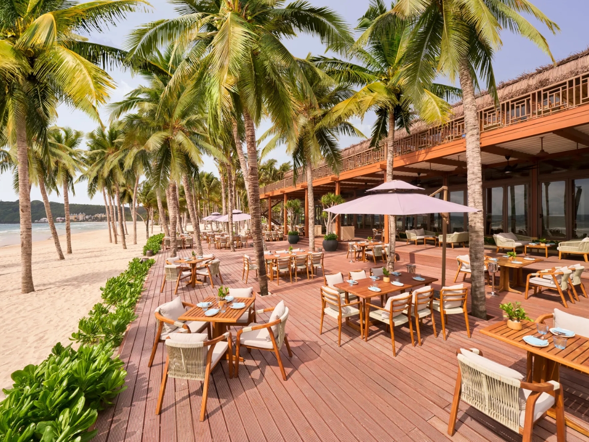 Coco Beach House với không gian rộng thoáng, gần gũi với thiên nhiên.