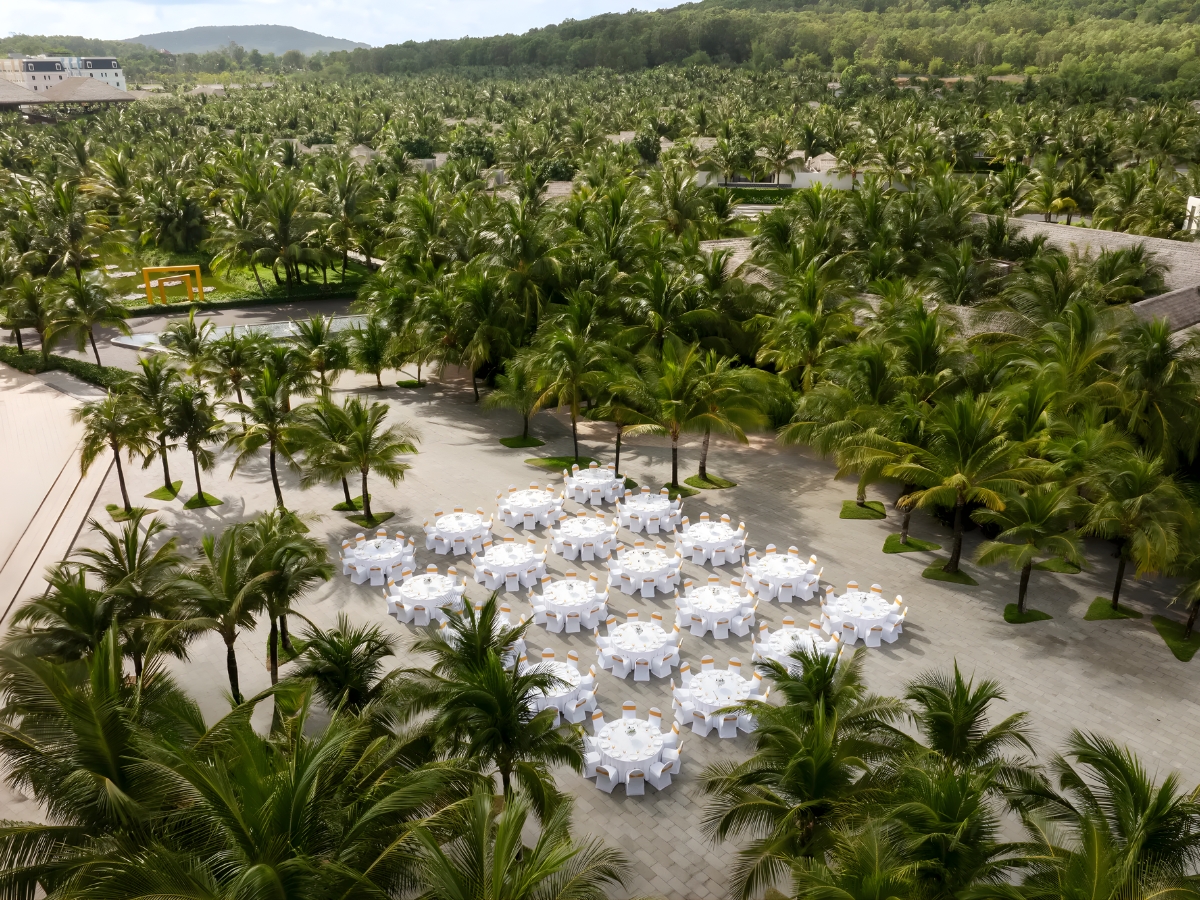 Khu tổ chức tiệc ngoài trời với không gian rộng thoáng, xanh mát.