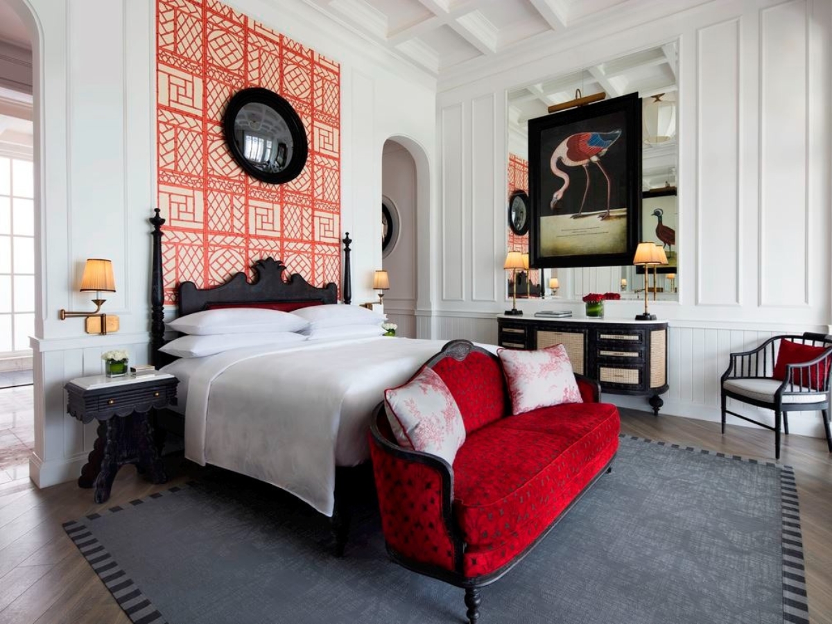 Phòng Emerald Bay được trang trí bằng nhiều tác phẩm nghệ thuật và nội thất sang trọng.