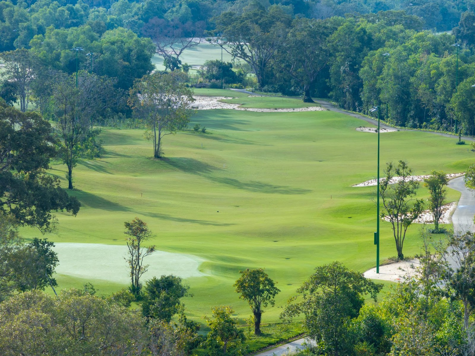 Du khách trải nghiệm đánh golf giữa khu rừng nguyên sinh xanh mát