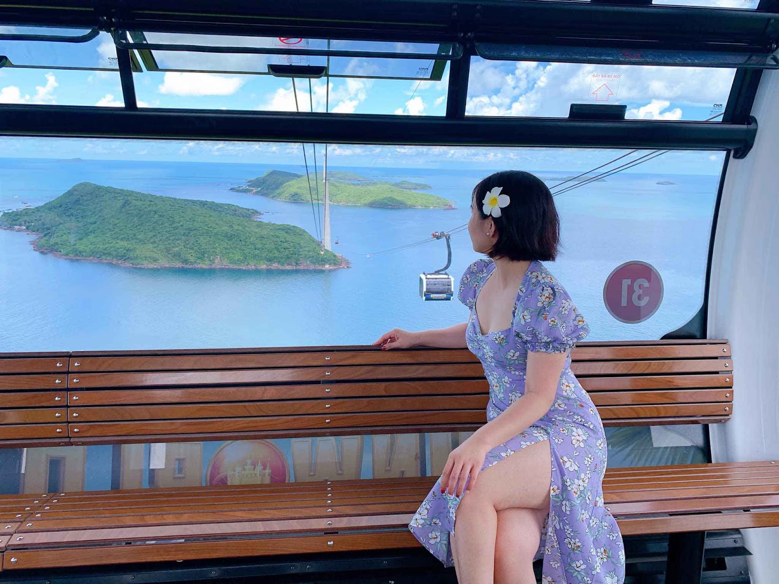 Du khách chiêm ngưỡng biển đảo An Thới hùng vĩ từ cabin cáp treo