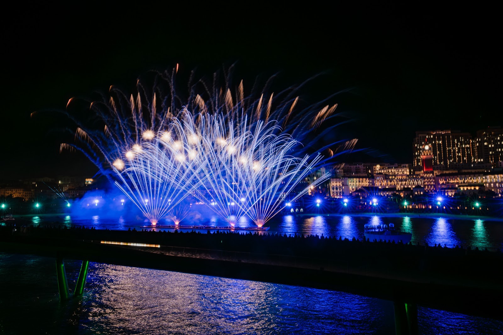 Màn pháo hoa rực rỡ của show Bản giao hưởng đại dương