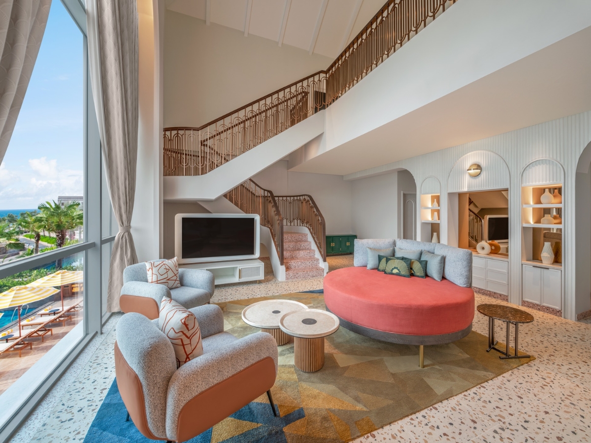 Phòng nghỉ sang trọng và đầy đủ tiện nghi tại La Festa Phu Quoc Curio Collection by Hilton.