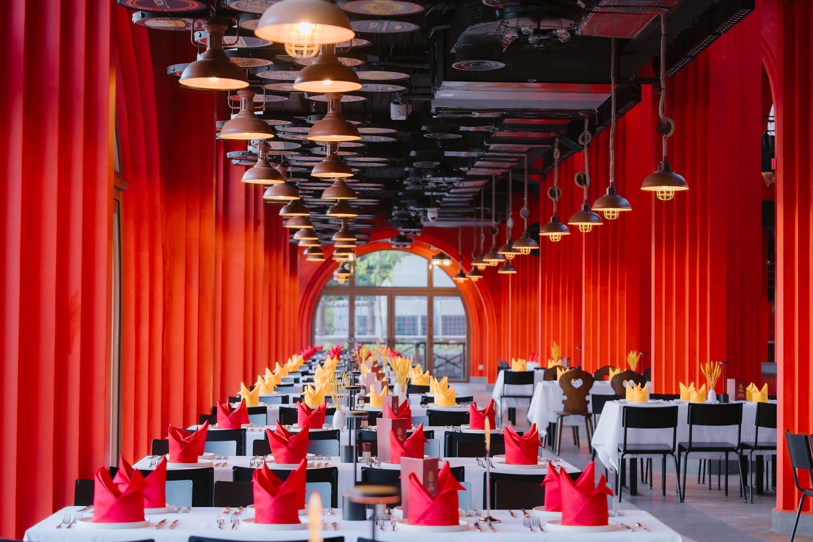 Nhà hàng Sun Bavaria GastroPub tọa lạc trên bãi biển Thị trấn Hoàng Hôn