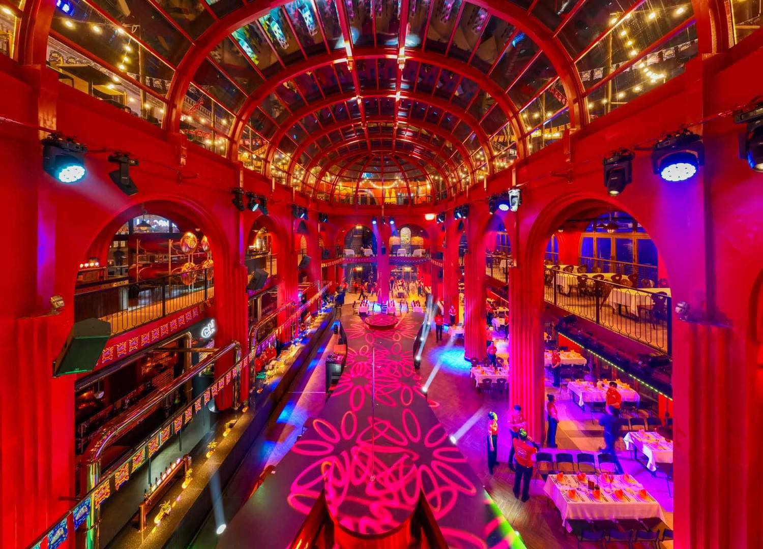 Kiến trúc mái vòm đỏ rực rỡ tại Sun Bavaria GastroPub Phú Quốc