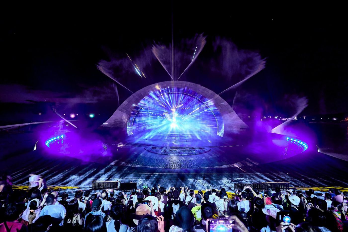 Du khách thưởng thức show nghệ thuật đa phương tiện Kiss of the Sea