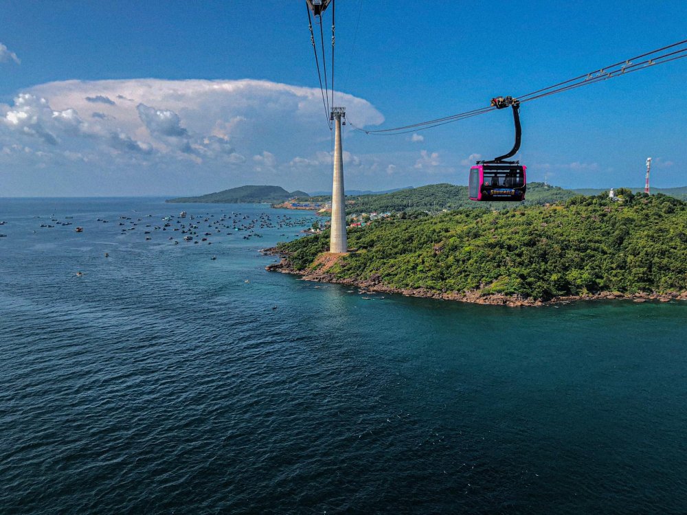 Cáp treo đưa du khách di chuyển nhanh chóng và tiện lợi sang đảo Hòn Thơm