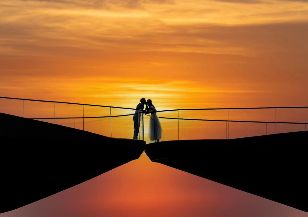 Cầu Hôn trở thành biểu tượng của thị trấn Hoàng Hôn