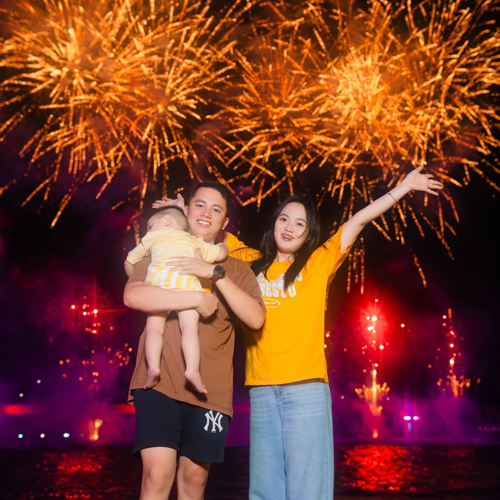 Du khách check-in với bầu trời pháo hoa rực rỡ của show Bản giao hưởng đại dương