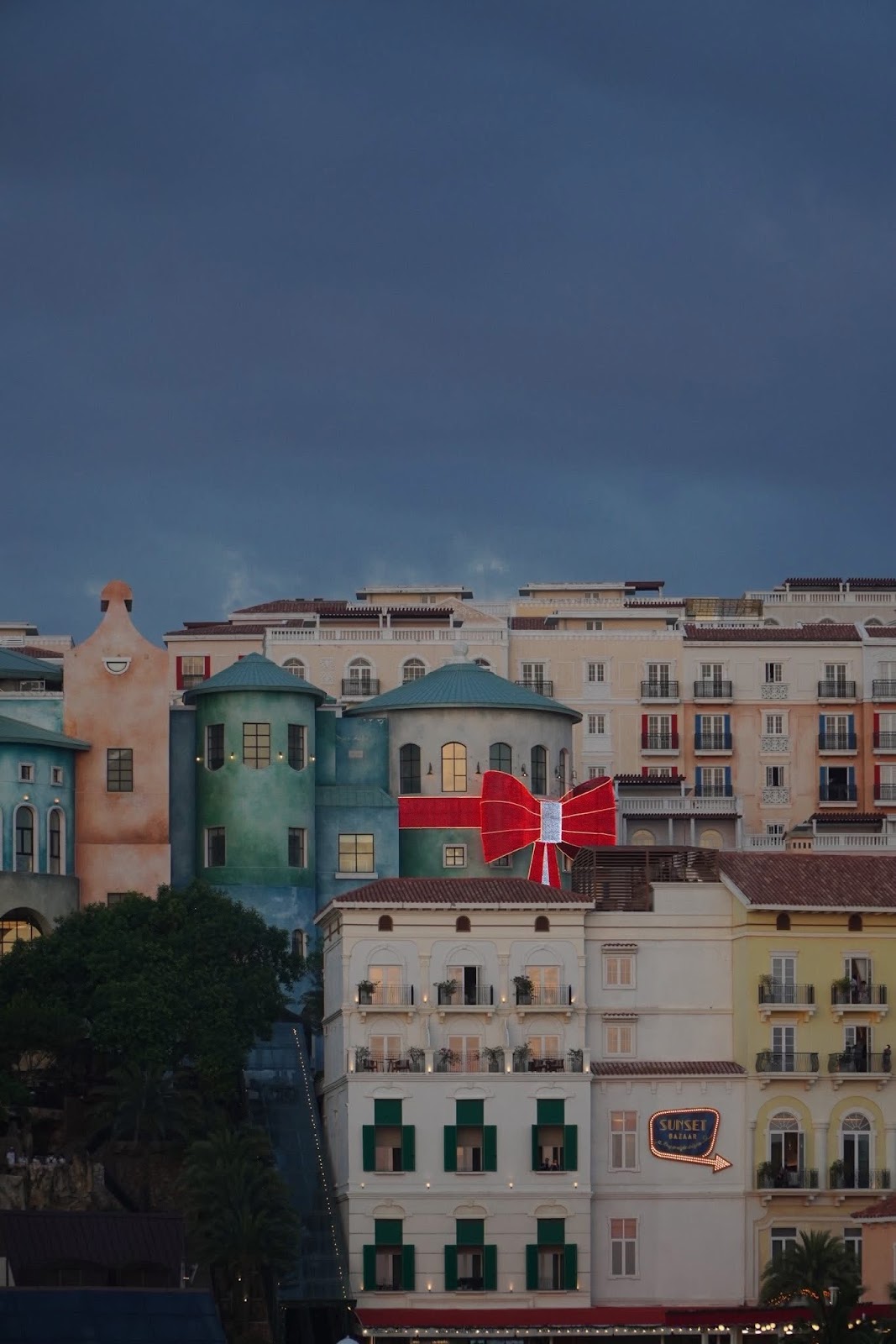 Dải ruy băng ánh sáng ôm trọn Sun Signature Gallery, biến toàn bộ thị trấn thành một hộp quà lộng lẫy