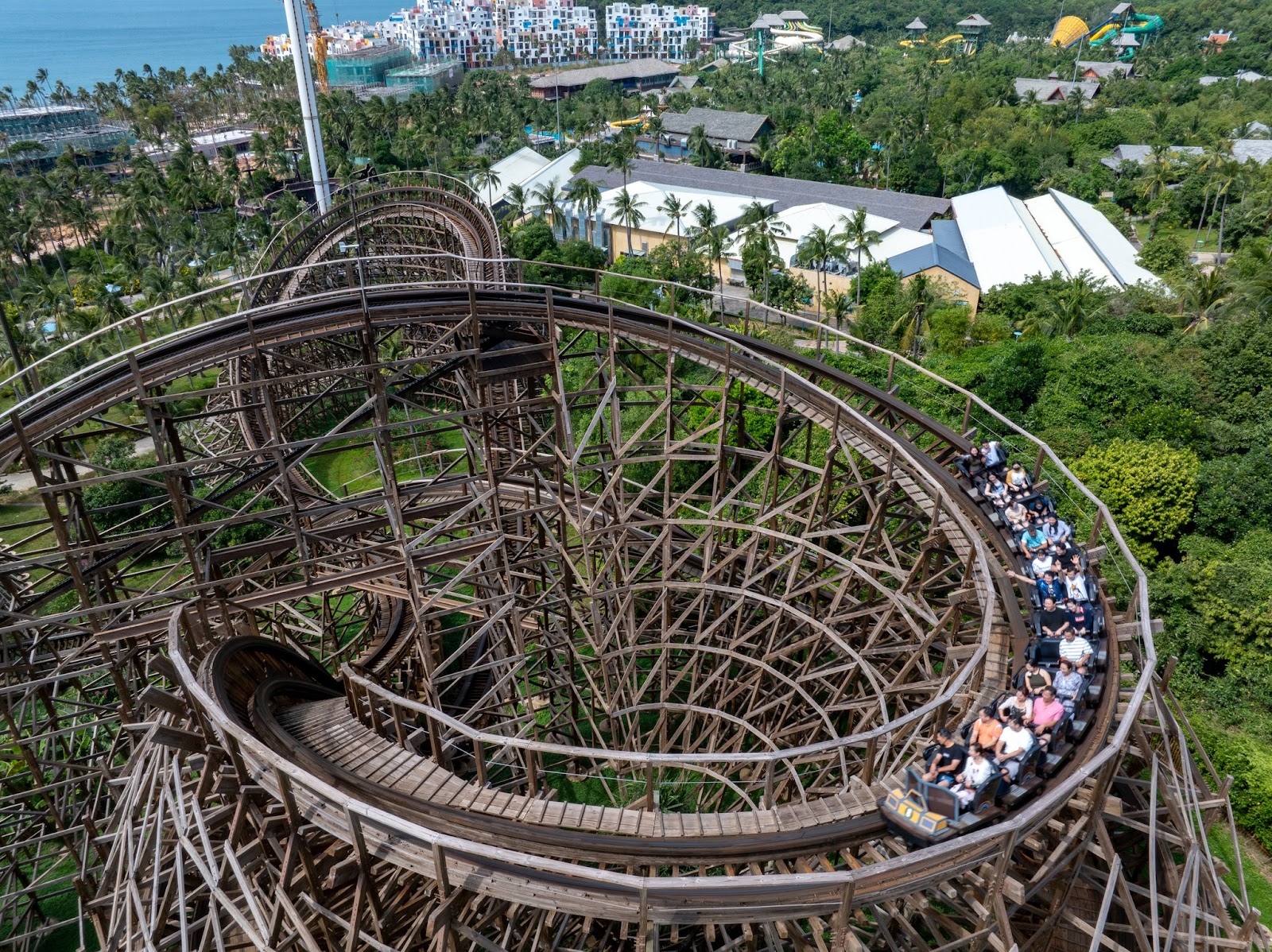 Du khách trải nghiệm trò chơi cảm giác mạnh tại công viên chủ đề Làng Exotica