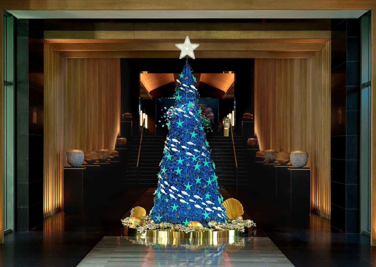 Cây thông Noel được làm từ các vật liệu tái chế của Regent Phú Quốc