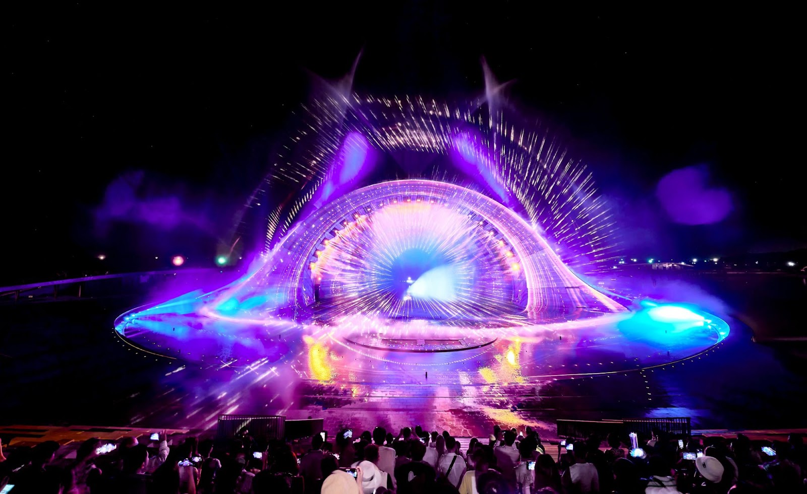 Pháo hoa và ánh sáng rực rỡ của show Kiss of the Sea