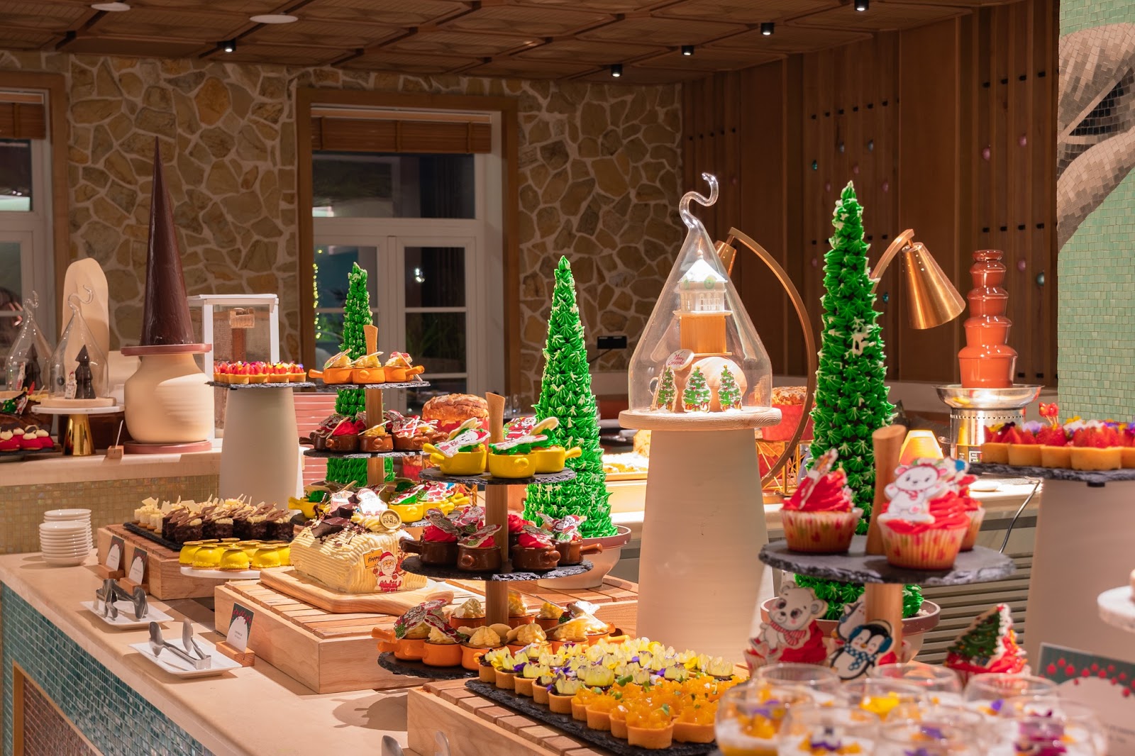 Vào mùa Giáng sinh, khách sạn trở nên lung linh hơn bao giờ hết khi được khoác lên sắc màu ấm áp của lễ hội