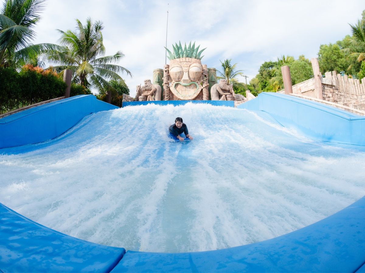 Du khách vui chơi tại công viên nước Aquatopia