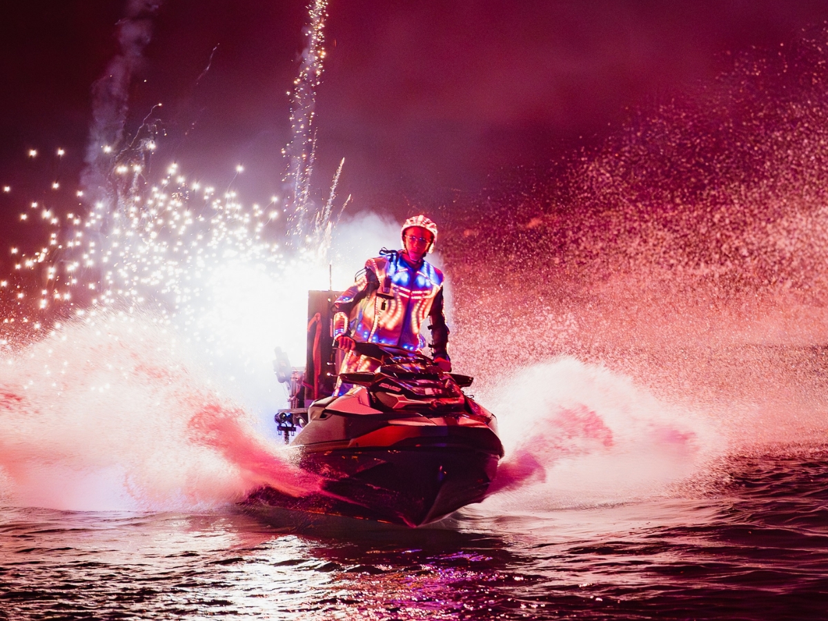 Thưởng thức show diễn nghệ thuật hoành tráng tại Thị trấn Hoàng Hôn.