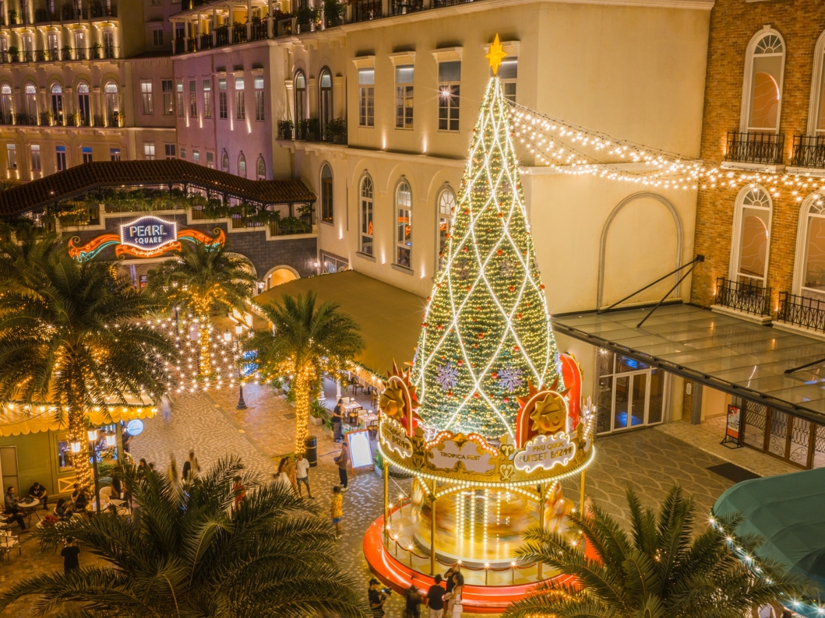 Phú Quốc vào dịp Noel được trang hoàng lộng lẫy với cây thông khổng lồ rực rỡ ánh đèn.