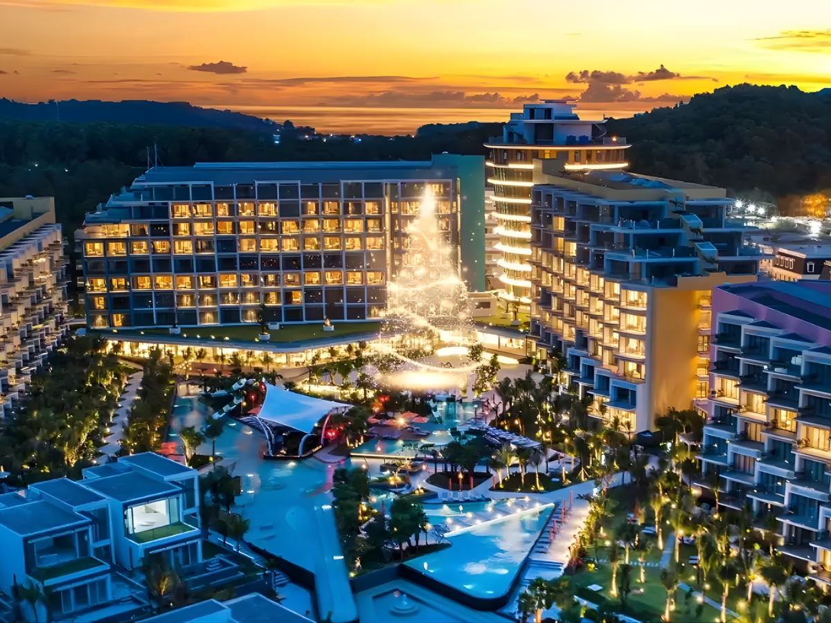 Cây thông Noel khổng lồ và không khí lễ hội tưng bừng tại Premier Village Phu Quoc Resort.