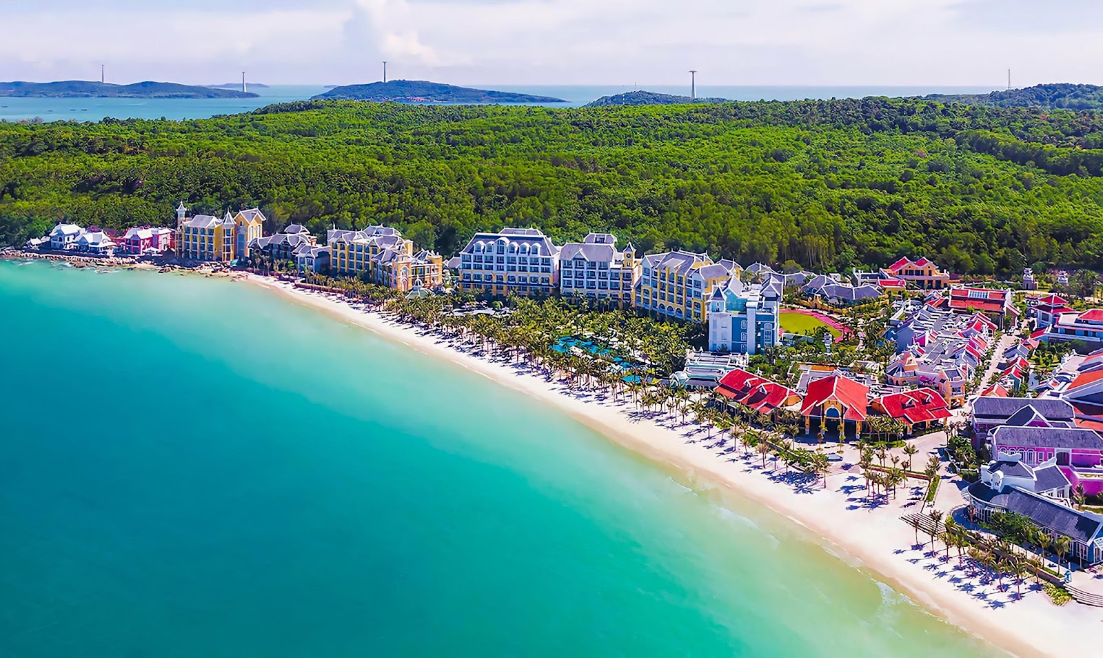 Toàn cảnh Phú Quốc nhìn từ trên cao với sự giao thoa giữa biển xanh và các khu đô thị hiện đại.