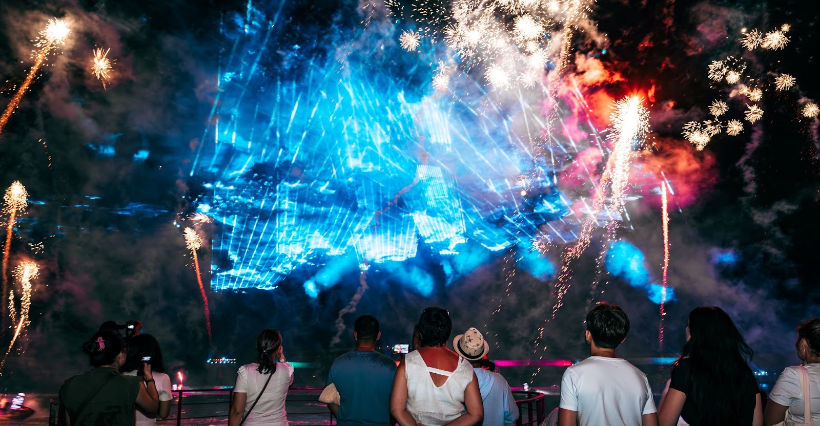 Du khách sẽ không muốn bỏ lỡ hòn đảo với 2 show pháo hoa mỗi đêm, liên tục 365 ngày trong năm