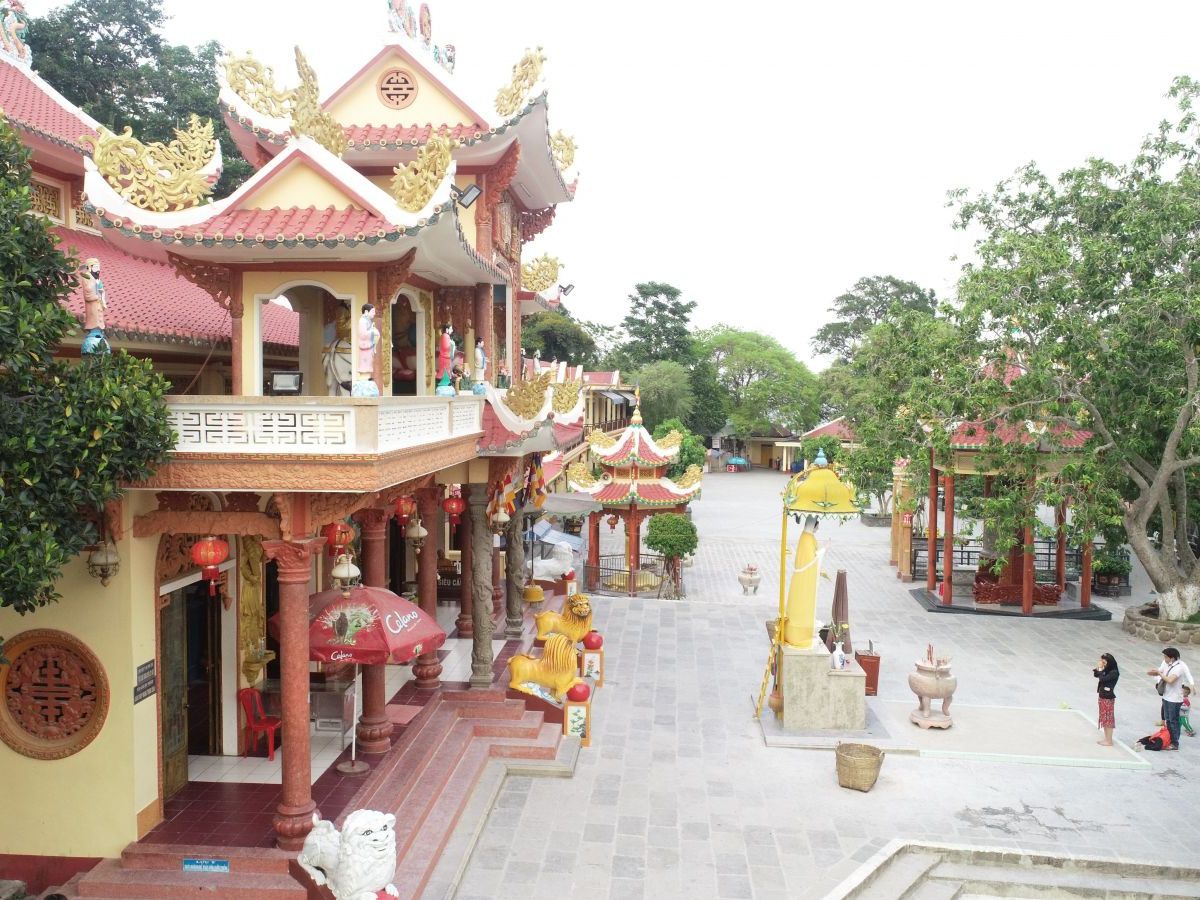 Du khách chọn du lịch tâm linh Tây Ninh cần cư xử nhẹ nhàng, mạc trang phục trang nghiêm.