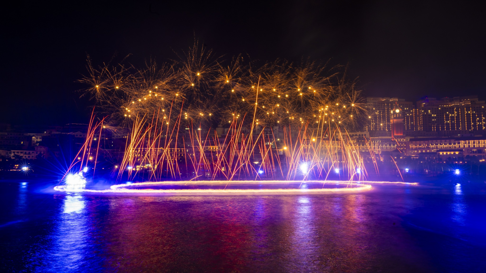 Pháo hoa mãn nhãn của show Bản giao hưởng đại dương