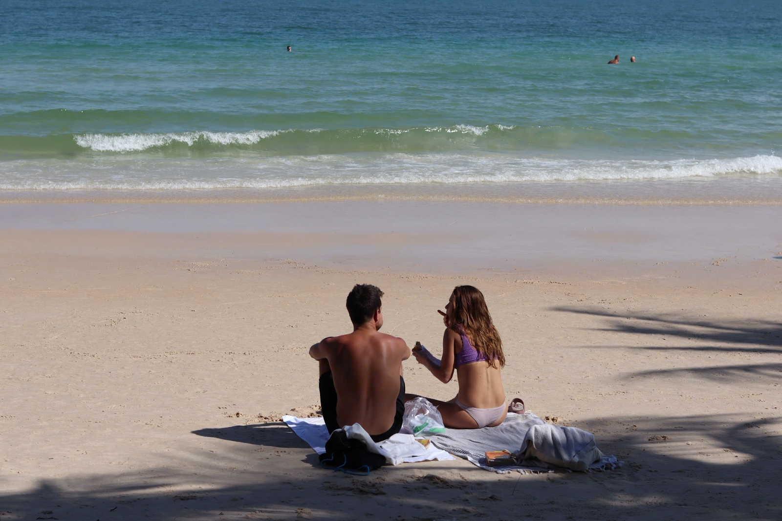 Du khách thư giãn và tắm nắng tại Bãi Sao