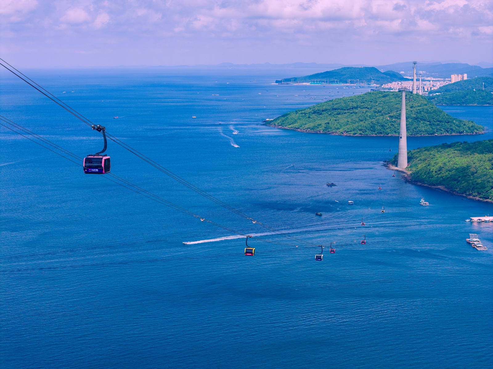 Cáp treo Hòn Thơm đưa du khách đến Sun World Hon Thom nhanh chóng và êm ái