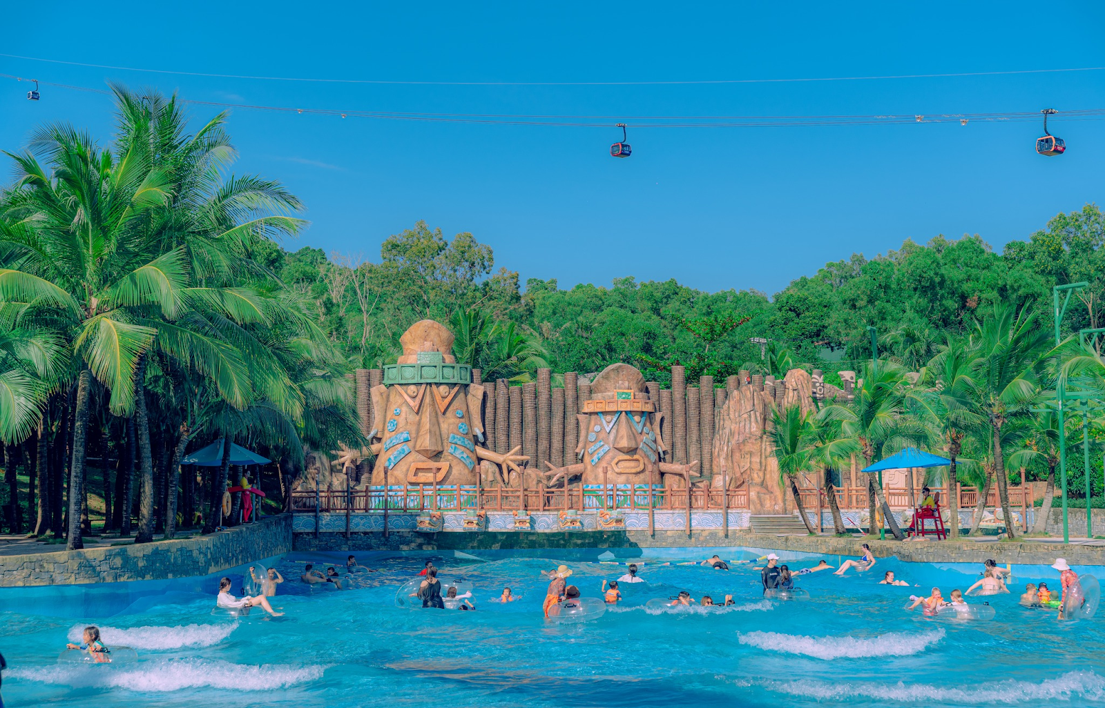 Du khách vui chơi tại công viên nước Aquatopia