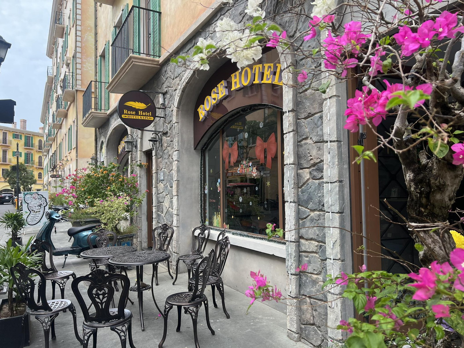 Rose Hotel sở hữu vị trí đắc địa tại Thị trấn Hoàng Hôn