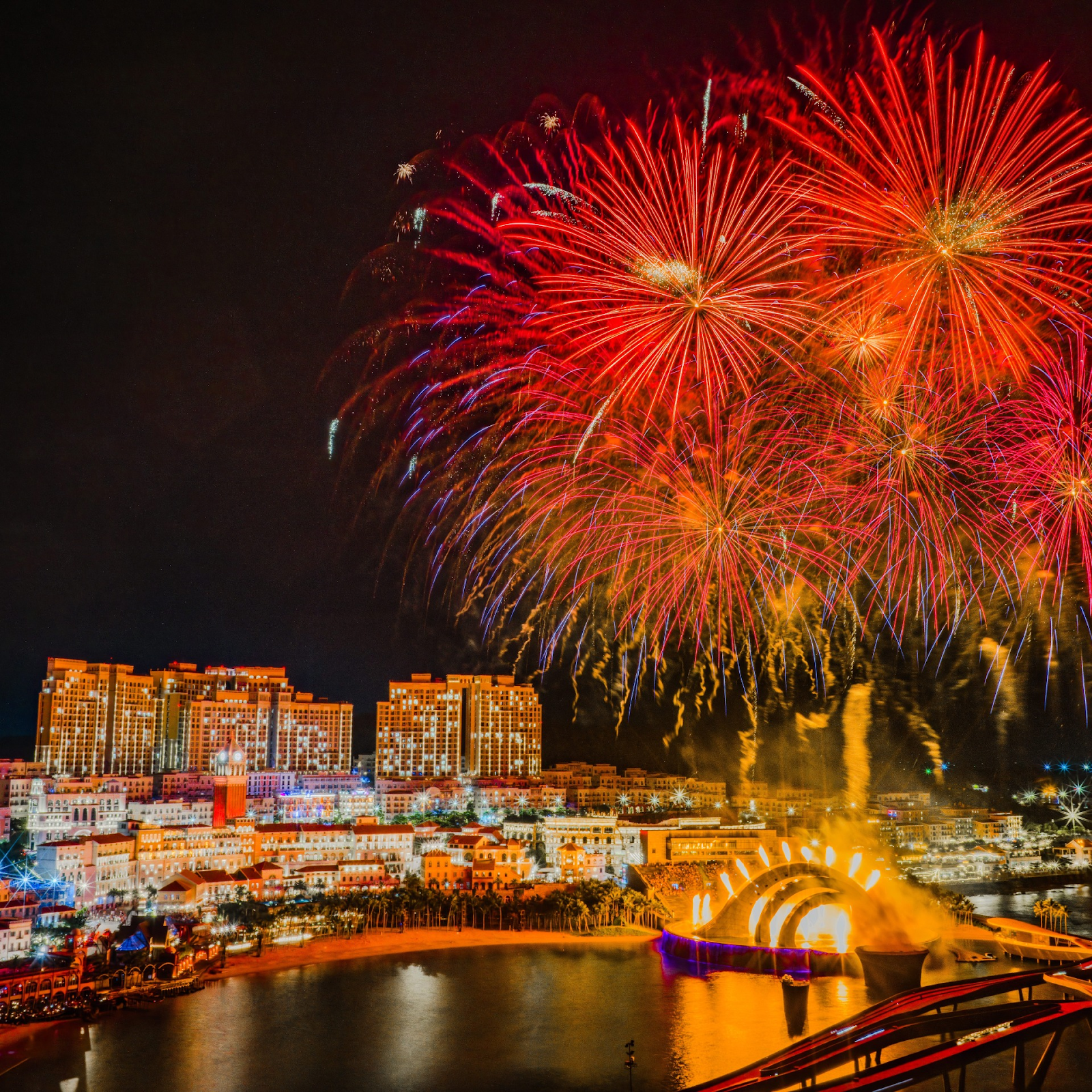 Pháo hoa rực rỡ thắp sáng cả nền trời Nam đảo của show Nụ hôn của biển cả