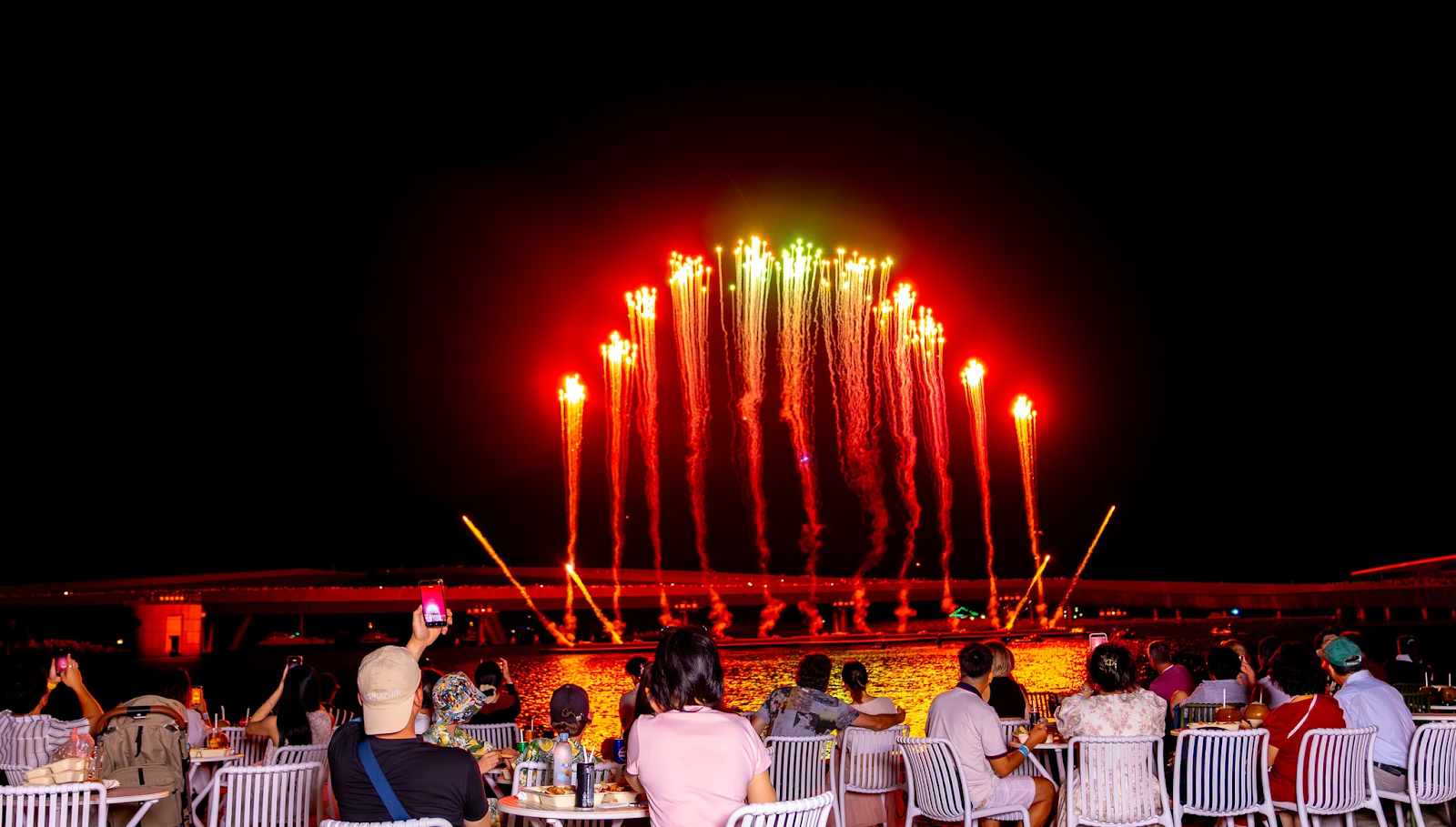 Du khách ăn tối tại Sun Bravia GastroPub và thưởng thức màn pháo hoa mãn của show Bản giao hưởng đại dương