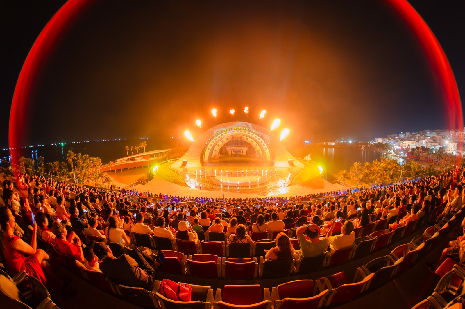 Đông đảo du khách đón xem show Nụ hôn của biển cả