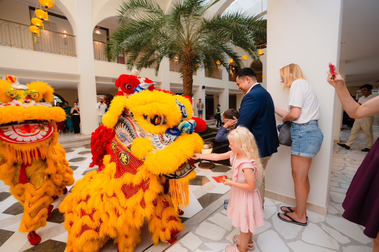 Tiết mục múa lân thú vị tại La Festa Phu Quoc, Curio Collection by Hilton